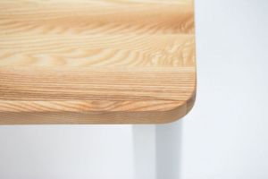 Stół z jesionowym blatem i zaokrąglonymi nogami triventi